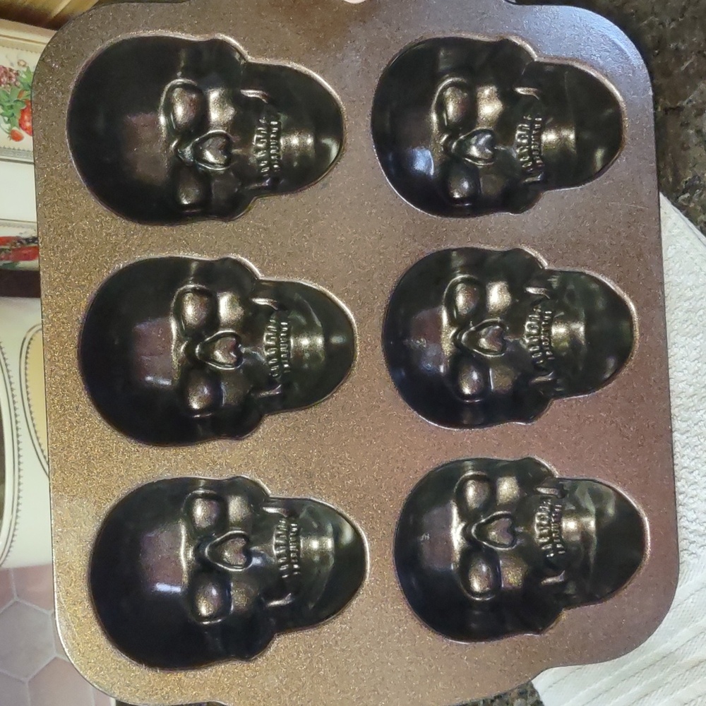 Nordic Ware Skull Cakelet Pan - Black - Picture 3 of 3